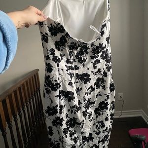 Black and white floral dress w pockets